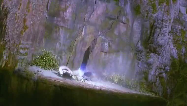 浦江一民房三楼的窗户里冒出阵阵浓烟…